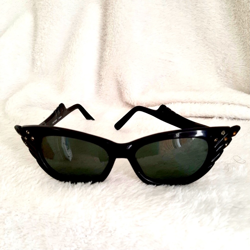 Vintage cat eye sunglasses with rhinestones